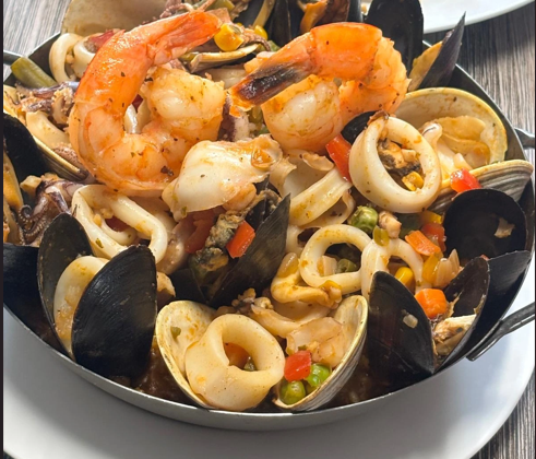 Seafood platter with shrimp and mussels